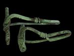 Middeleeuws Brons Middeleeuwse bronzen fibula (2 stuks). In
