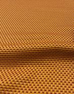 Een geweven stof met een regelmatig geometrisch dessin van