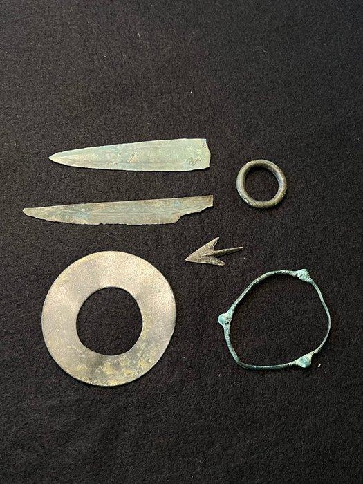 Bronstijd Brons Bronzedolch, Amulett, Pfeilspitze, Armreif,, Antiek en Kunst, Antiek | Overige Antiek