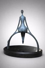Cesaro - sculptuur, Moderne bronzen – abstracte vrouwelijke