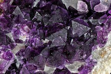 Fluorite octaédrique violet foncé De Chine - Cristallisation
