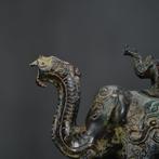 Een fijne Chinese olifantvormige zun (Xiang Zun),