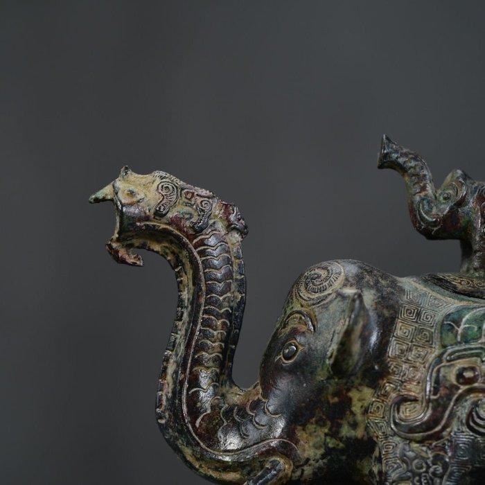 Een fijne Chinese olifantvormige zun (Xiang Zun),, Antiquités & Art, Antiquités | Autres Antiquités