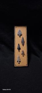 Neolithisch Vuursteen collectie op kader, pijlpunt, Sahara,, Antiek en Kunst