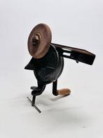 Hand-Crank Bench Grinder with Table Clamp - Werkgereedschap, Antiek en Kunst
