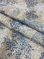 Elegante en delicate stof met een maritiem koraalmotief in