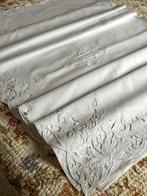 Superbe drap ancien en coton . Monogramme CN .Brodé a la