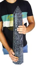 Gros pierre en larvikite – Reflets argentés et bleus