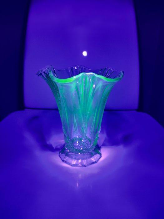 Vaas - uraniumglas, Antiquités & Art, Antiquités | Verre & Cristal