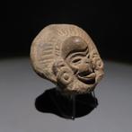 Maya Terracotta Kop. ca. 450 - 650 na Christus. 4,5 cm hoog.