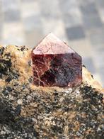 Natuurlijk zirconkristal genesteld op moederrots. Kristal op, Verzamelen, Mineralen en Fossielen
