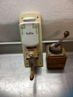 Koffiemolen (2) - hout, metaal, keramisch, glas