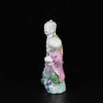 Figuur - Groupe aux émaux de la Famille rose figurant les