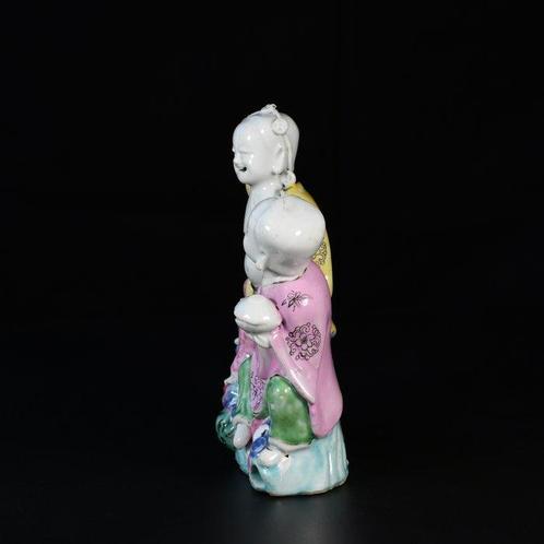 Figuur - Groupe aux émaux de la Famille rose figurant les, Antiek en Kunst, Antiek | Overige Antiek