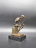 Beeld, Bronze Skeleton Thinker on Marble - 15 cm - Brons,, Antiek en Kunst, Curiosa en Brocante