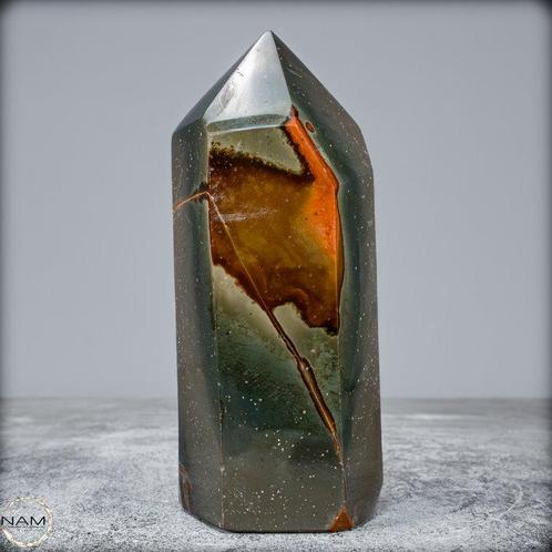 Jaspe polychrome de couleur rare Obélisque- 707.67 g, Verzamelen, Mineralen en Fossielen