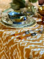 Tafelkleed met ikat-stijl patroon voor grote tafels. -