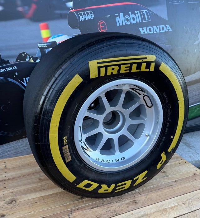 Wiel compleet met band - Pirelli - O.Z - Formule 1 **** NO, Verzamelen, Automerken, Motoren en Formule 1