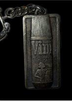 Interessante vintage reclamesleutelhanger van het