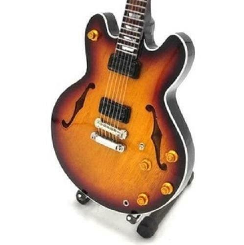 Miniatuur Gibson 1968 ES-335 gitaar met gratis standaard, Collections, Cinéma & Télévision, Envoi