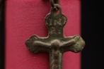 Middeleeuws (Gothic) - Bronzen versierde kruis - Relikwie -