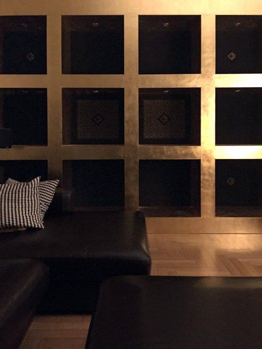 Boekenkast - Hout, Goud, Textiel - Boekenkast 5500 bladgoud, Huis en Inrichting, Overige Huis en Inrichting