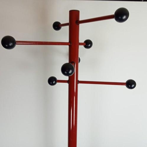 Porte-manteau - acier (rouge Bordeaux) avec des éléments en, Antiek en Kunst, Kunst | Designobjecten