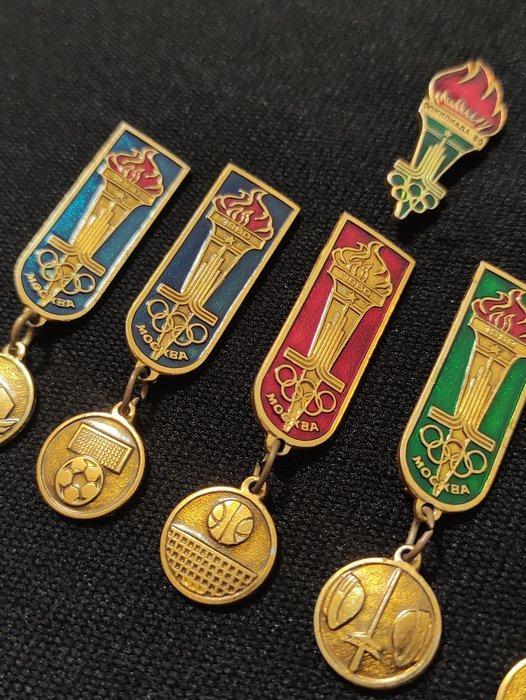 1980 - Verzameling van vintage Olympische badges (6 stuks)., Verzamelen, Overige Verzamelen