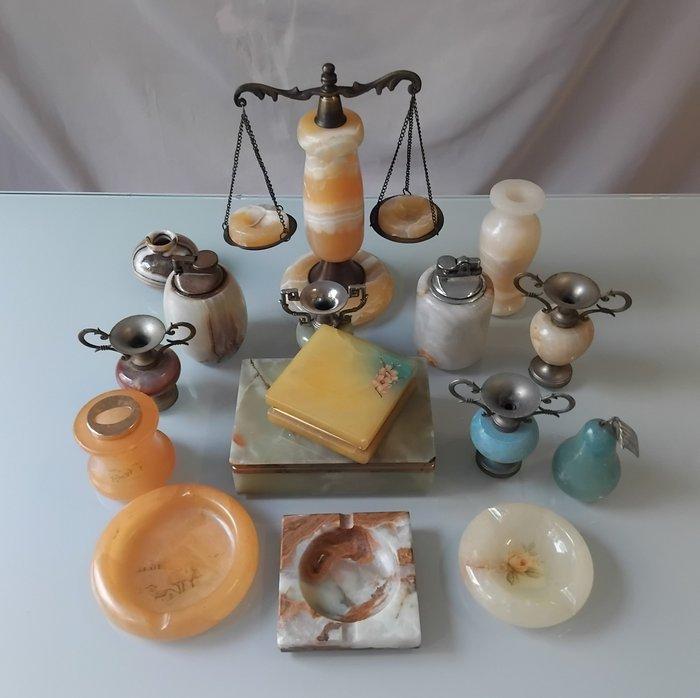 Themacollectie - Decoratieve objecten in onyx, albast en, Antiek en Kunst, Antiek | Speelgoed