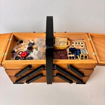 Naaidoos - Vintage naaibox met accessoires - Hout, Antiek en Kunst