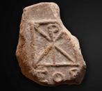Oud-Romeins Aardewerk Tessera die een monogram afbeeldt, Verzamelen