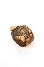 Een fijne netsuke van een geweih van een hert met een