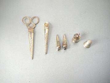 Ensemble de couture (5) - Aiguille en argent ancienne