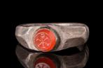 Byzantijns Zilveren ring met diepdruk van rode steen en, Antiek en Kunst