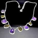 2 Buitengewone edelstenen in een elegante compositie., Verzamelen, Mineralen en Fossielen