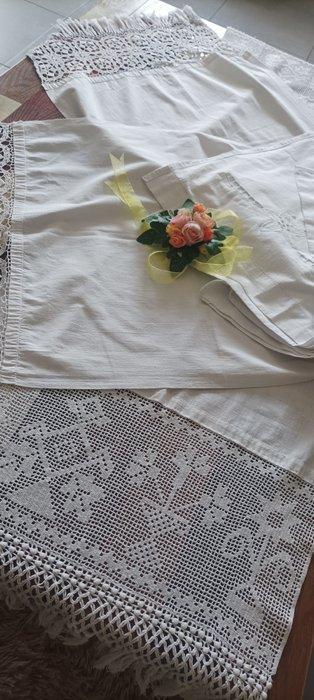 Zonder reservering - Grote vintage handdoeken met mooie kant, Antiek en Kunst, Antiek | Tapijten, Tafelkleden en Textiel