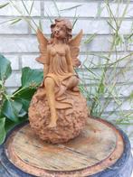 Beeld, statue angel on sphere with finish in flower motif -