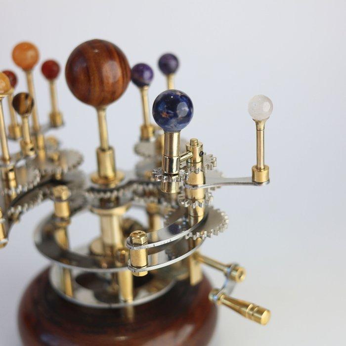 Planetarium Orrery - 2025 - Met halfedelstenen, Antiek en Kunst, Curiosa en Brocante