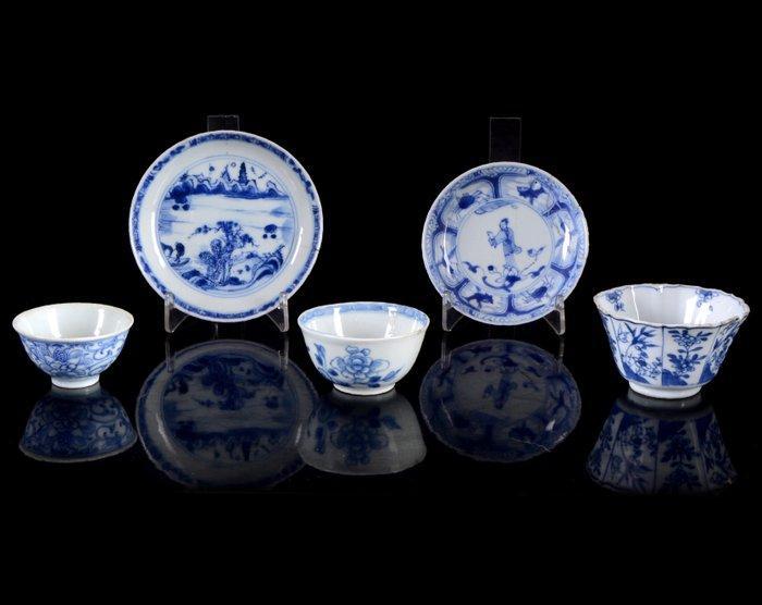 Twee Chinese blauw-witte schalen en drie bekers (5) schaal -, Antiek en Kunst, Antiek | Overige Antiek