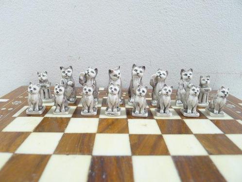 Jeu déchecs figurines chiens et chats porcelaine échiquier, Antiek en Kunst, Curiosa en Brocante