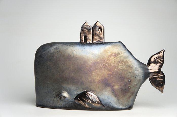 Urszula Despet - sculptuur, Whale with Houses - 18 cm -, Antiek en Kunst, Antiek | Glaswerk en Kristal