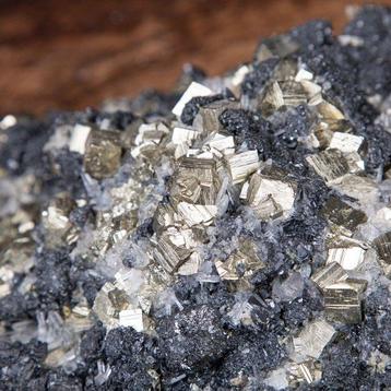 Formation rare de quatre minéraux - Galène, quartz, pyrite