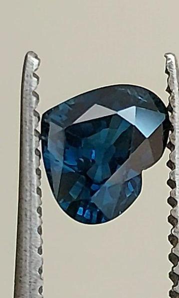 Saffier - 1.37 ct - Antwerp Laboratory for Gemstone Testing beschikbaar voor biedingen