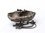 Lotus Leaf Vase – Frog & Flower Motif – Perfect for Ikebana, Antiek en Kunst