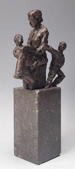 Jaap Hartman - sculptuur, Lezende moeder met kinderen - 1,4