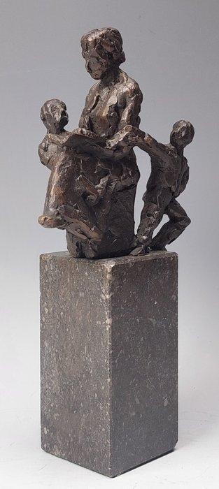 Jaap Hartman - sculptuur, Lezende moeder met kinderen - 1,4