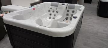 Jacuzzi Wellis 2025- ARTIQUE- 3pls avec services 0476/885653 beschikbaar voor biedingen