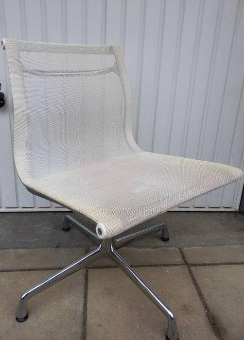 Vitra - Charles & Ray Eames - Chaise - EA106 - Mesh -, Antiek en Kunst, Antiek | Meubels | Stoelen en Sofa's