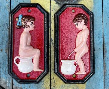 Decoratief ornament - Set van twee gietijzeren toiletbordjes