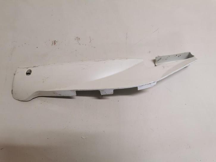 Sym Mio / Sideskirt / Links / Wit / Zijskirt, Fietsen en Brommers, Brommeronderdelen | Scooters, Overige typen, Overige merken